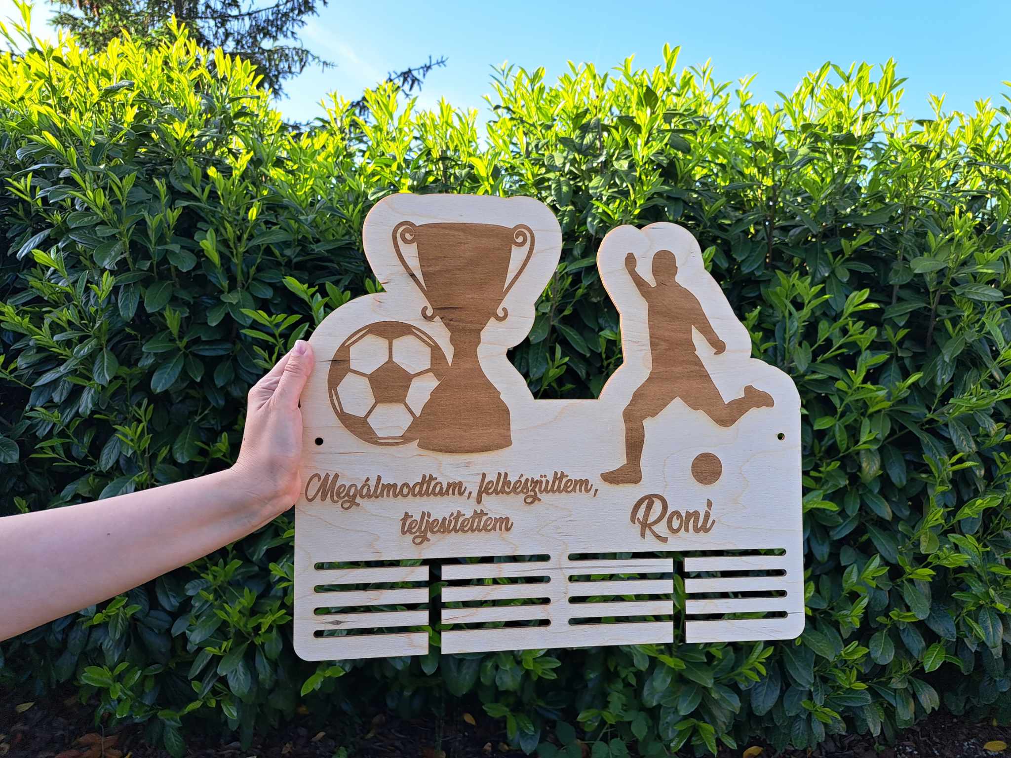 Névre szóló éremtartó – egyedi sportgrafikával, akár 120 éremhez