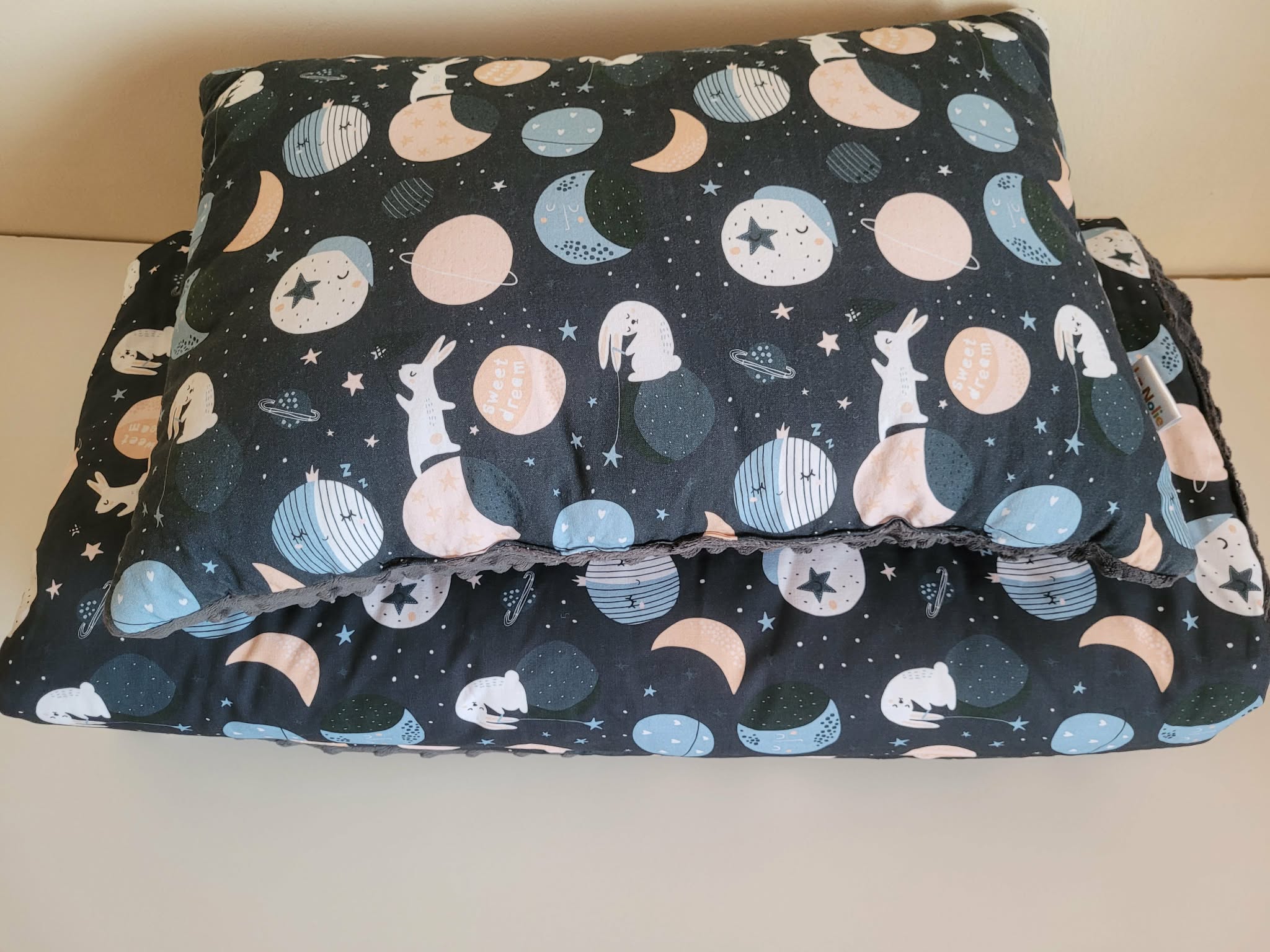 Ovis minky takaró és párna szett - Dark astro bunny - Image 3