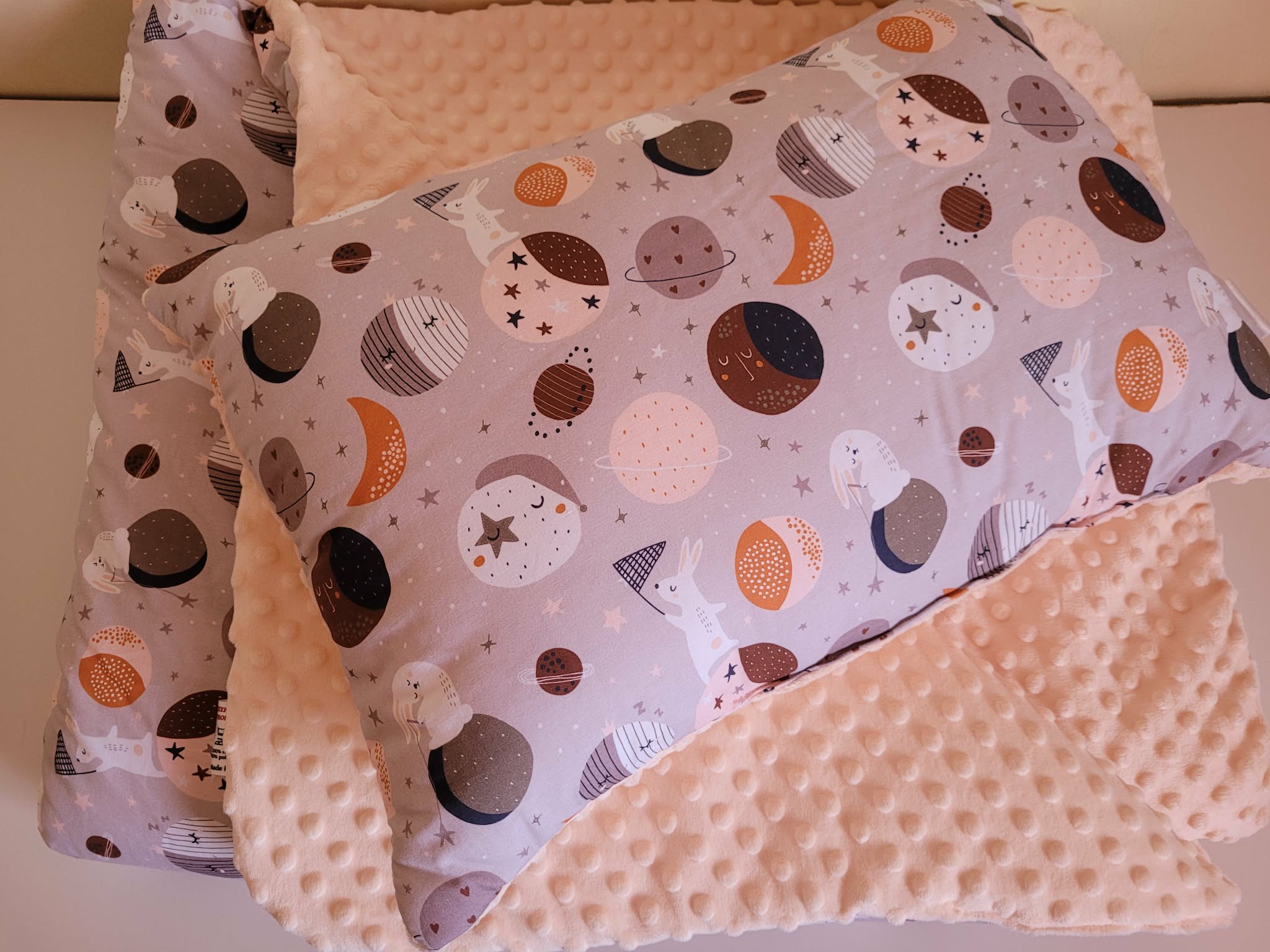 Ovis minky takaró és párna szett - Light astro bunny - Image 2